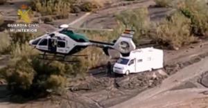 Rescate en helicóptero de una pareja de una caravana rodeada por agua en Tabernas