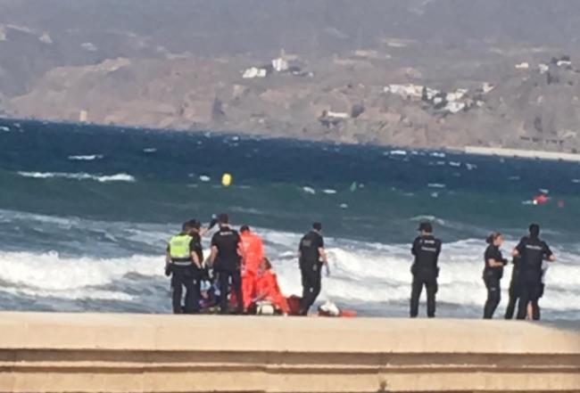 Fallece un bañista de 64 años en la playa de El Zapillo