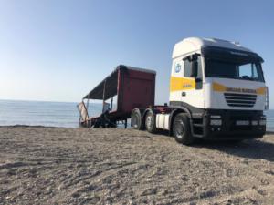 Retirado el remolque de camión abandonado en la playa de Guardias Viejas