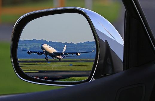 Pros y contras de dejar tu coche en un parking de aeropuerto