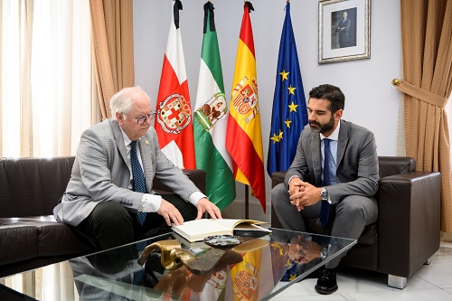 El Ayuntamiento concede el Escudo de Oro a Emilio Gómez-Lama