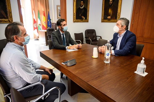 El alcalde recibe al nuevo presidente del Unicaja Voley