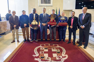 Los tres emisarios de los Reyes Magos de Oriente en Almería ya tienen las coronas