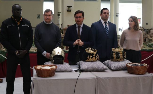 El alcalde entrega las coronas a los emisarios de los Reyes Magos en El Ejido