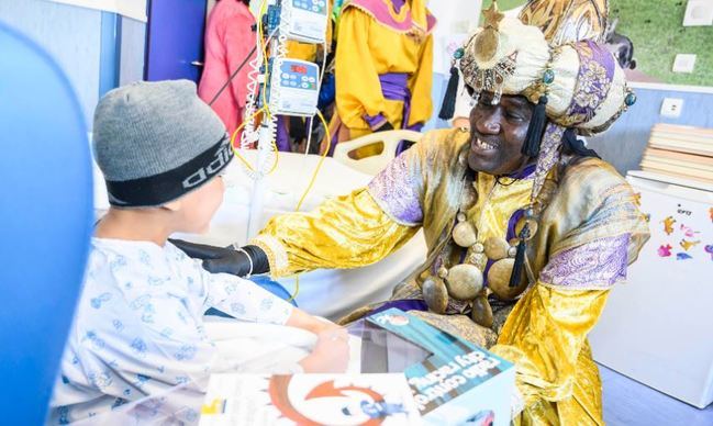 Los Reyes Magos llevan alegría a los niños en el Hospital Torrecárdenas