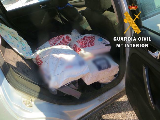 La Guardia Civil detiene a dos personas por robar sacos de guano