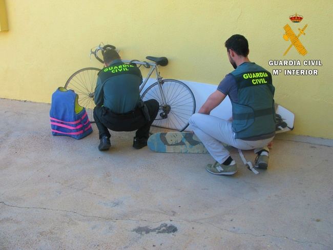 Entran a robar por el techo de una vivienda de Vícar con su moradora dentro