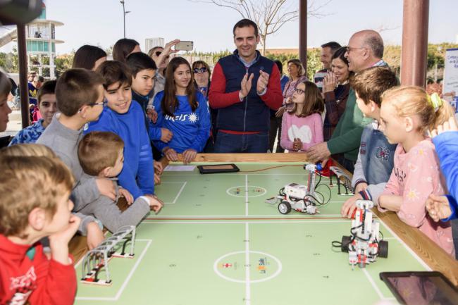 El alcalde aboga por “no poner etiquetas de género a la tecnología, ni a la ciencia”