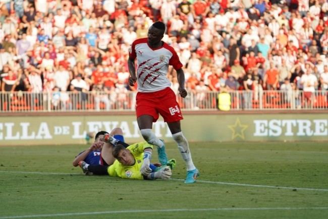 3-0: El Almería se pone a un paso de Primera