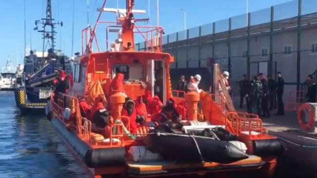 Un bebé entre las 46 personas rescatadas de una patera en el mar de Alborán