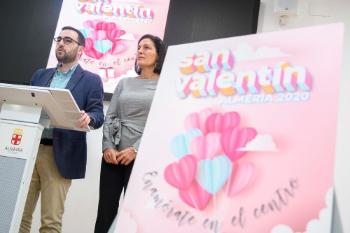 El Ayuntamiento y Almería Centro quieren enamorar con San Valentín