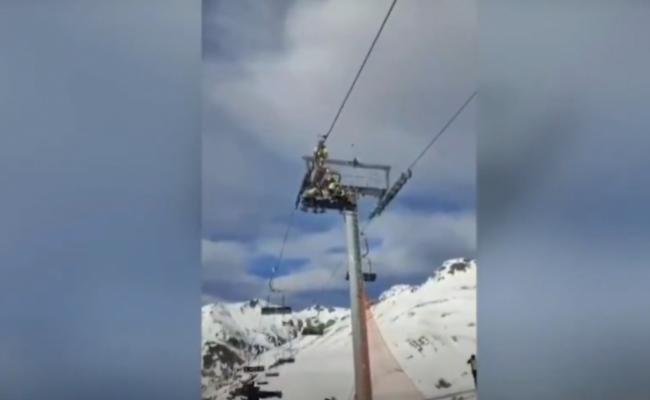 Dos jóvenes en estado crítico tras caída del telesilla