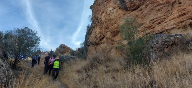 Senderistas exploran la prehistoria en Alicún