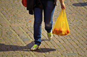 El impuesto por bolsas de plástico se hunde en Almería