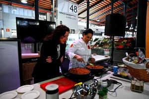 Showcooking en el Mercado Central para una Nochevieja familiar y local