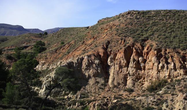 Un motorista muere al sufrir una caída por un barranco en Gádor