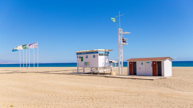 Campaña de concienciación en las playas de Roquetas