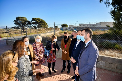 El alcalde y miembros del Conservatorio de Danza visitan el solar de la futuro edificio