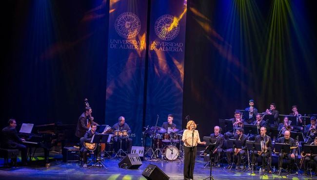 Sole Giménez y la Big Band de la Universidad llenan de soul el Maestro Padilla