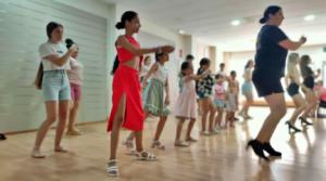 Las familias del Programa de Atención Integral participan en dos talleres de baile