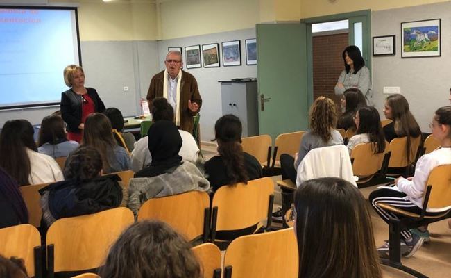 50 Alumnas En el Taller 'Protégete' del IES Villa De Vícar