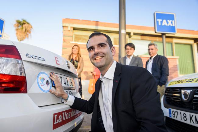 Los taxis de la capital se visten de Almería 2019