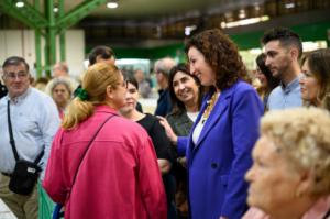 La alcaldesa compromete 1,5 millones para reformar el mercado de Los Ángeles