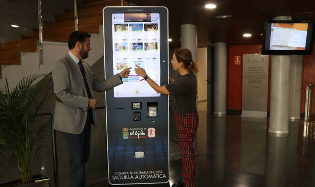 El Ayuntamiento de El Ejido instala cinco totem para comprar entradas culturales