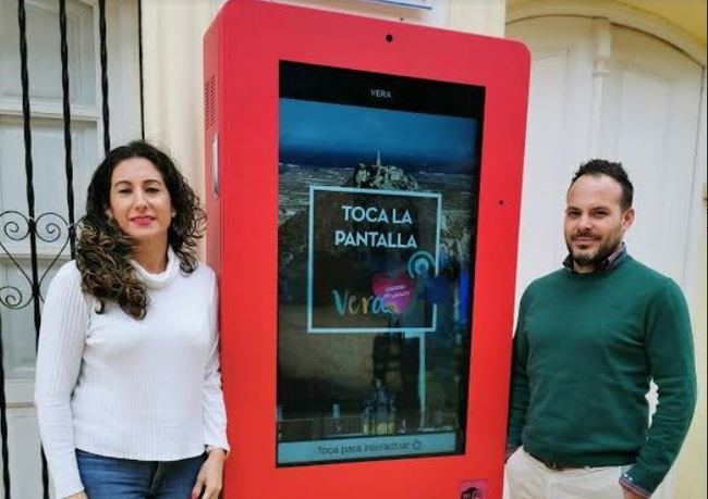 El Ayuntamiento de Vera moderniza su señalización con totems digitales