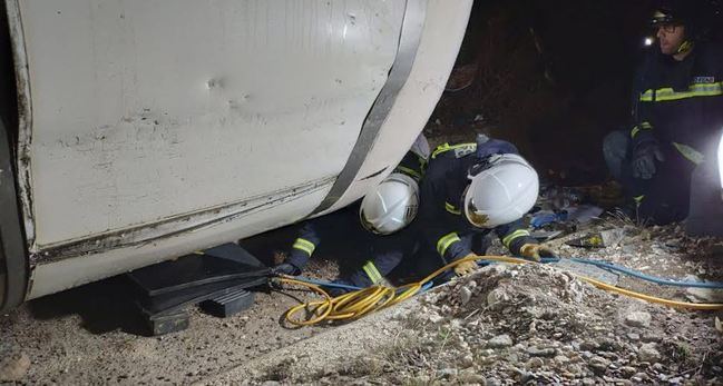 20 horas han tardado los bomberos en retirar un camión de la A-7 accidentado