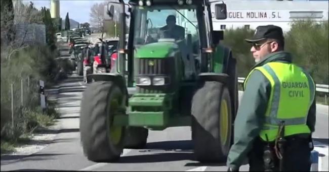 300 tractores cortan la A92 en protesta por la PAC y los bajos precios