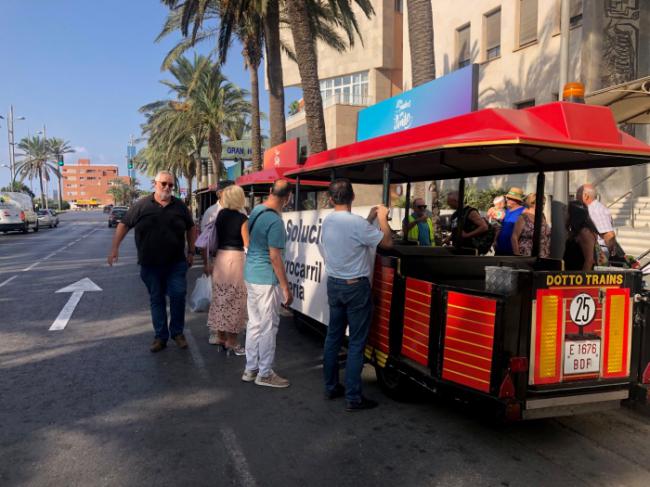 La Mesa del Ferrocarril lleva sus reivindicaciones al corazón de la Feria de Almería