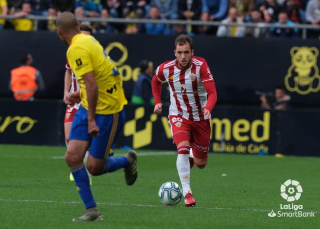 2-1: El Almería cae con las botas puestas ante el líder