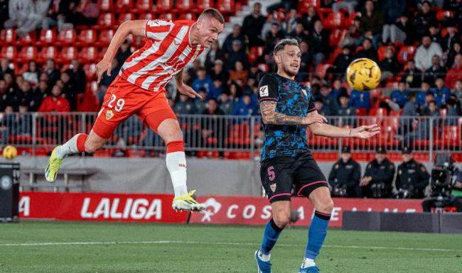 El Almería rescata un punto contra el Sevilla pero sigue sin conocer la victoria