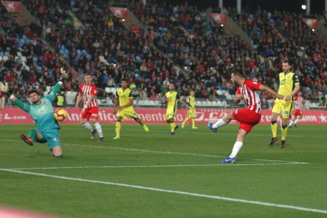 El Almería se distancia en once puntos del descenso y se sitúa a cinco del play-off de ascenso