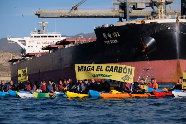 Más de 70 activistas de Greenpeace acceden al puerto de la central térmica de Endesa en Carboneras