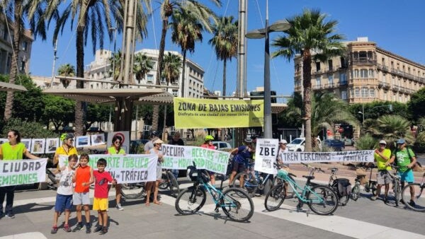 El colectivo Mesa por el Clima recorre puntos negros de Almería en movilidad