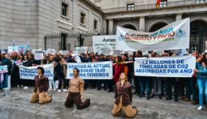 Una performance representa la agonía el Levante Español ante el Trasvase