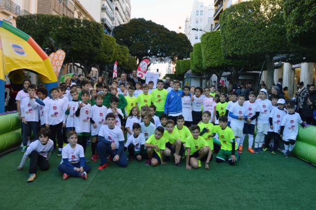 El Paseo se convierte en un polideportivo con cuatro pistas para disfrutar del fútbol