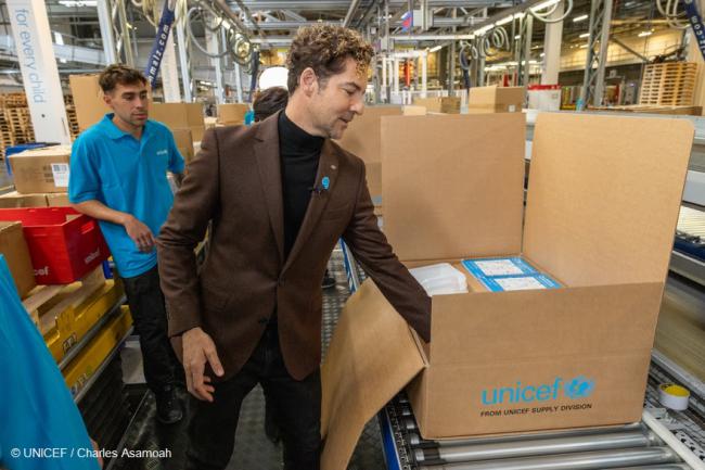 David Bisbal visita el almacén humanitario de UNICEF en Copenhague