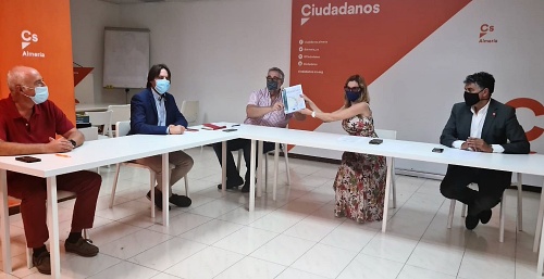 Cs entrega a la Mesa del Ferrocarril el estudio de viabilidad del Cercanías en el Bajo Andarax