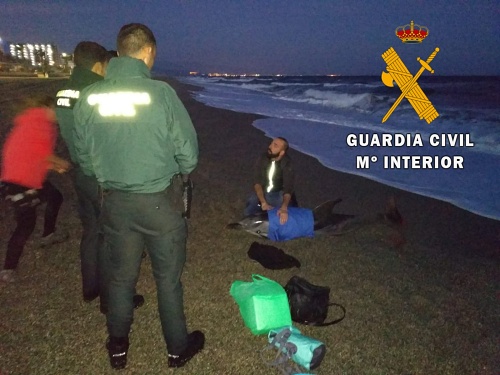 La Guardia Civil presta apoyo en el varamiento de un delfín listado a los técnicos de Equinac