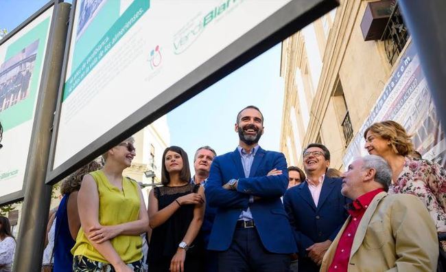 El alcalde inaugura la exposición de Verdiblanca sobre sus 40 años de historia