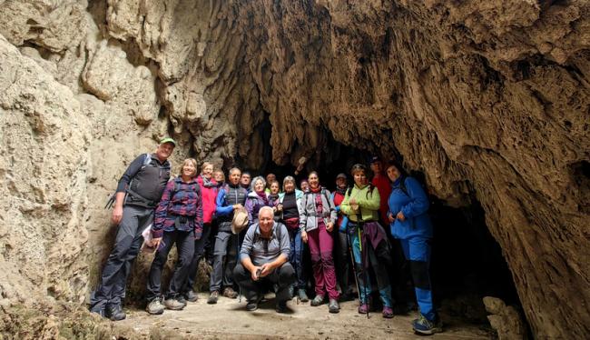 Excursionistas disfrutan del Jardín Nazarí en Vélez de Benaudalla