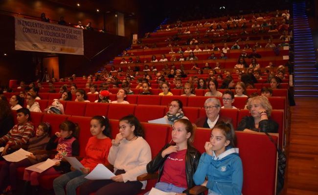 Escolares De Vícar Llenan el Auditorio Contra El Maltrato A La Mujer