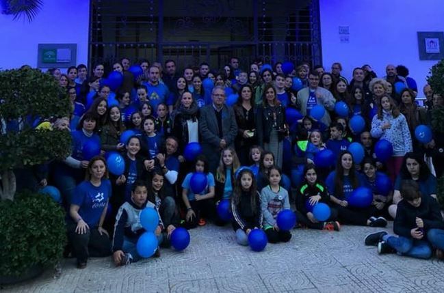 Vícar Se ilumina de azul en el Día Mundial Del Autismo