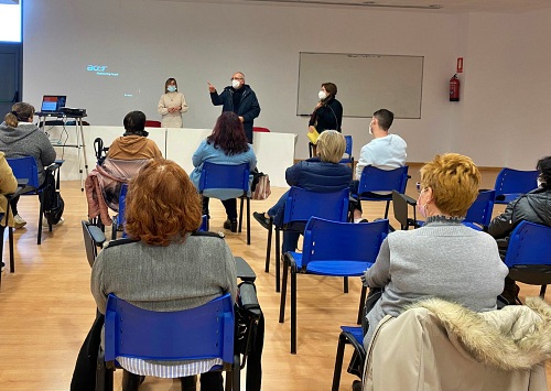 Una Docena De Cuidadores De Mayores En El Taller de Cruz Roja