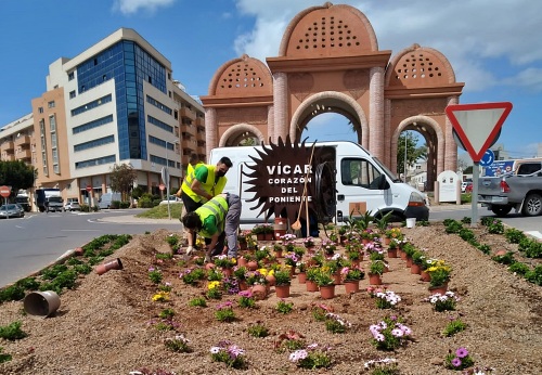 Las Glorietas Puerta De Vícar Y Homenaje Al Agricultor Lucen Nueva Jardinería