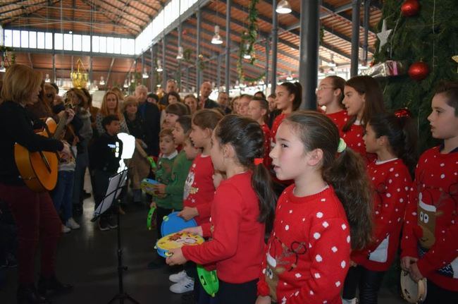 Los villancicos llenan de ambiente navideño el Mercado Central