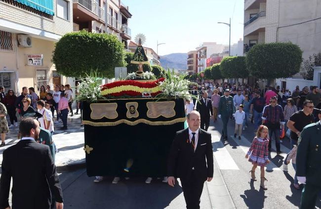 Los virgitanos arropan a la Virgen del Pilar en su primera salida procesional